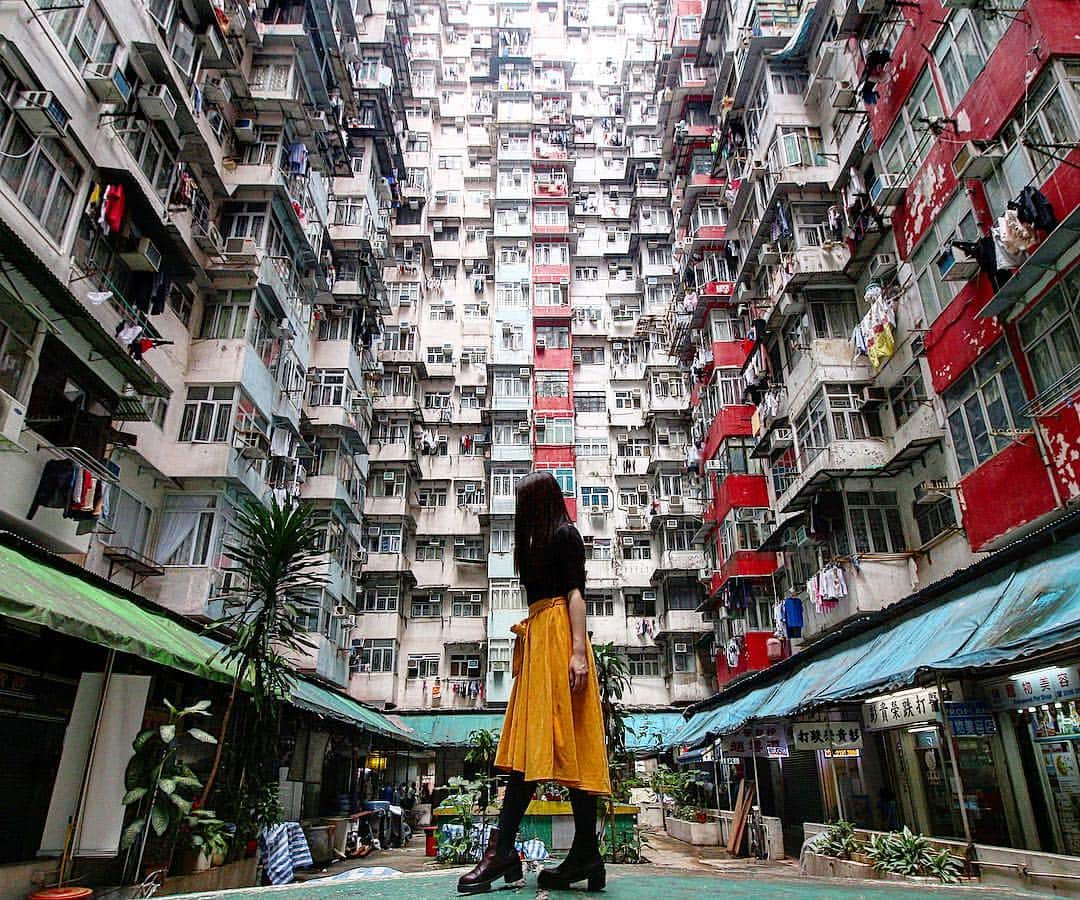 田島知華さんのインスタグラム写真 - (田島知華Instagram)「【Hong Kong🇭🇰Quarry Bay】 トランスフォーマーのロケ地にもなった香港島にある益昌大廈。かっこよすぎる集合住宅！ Copyright ©︎ TAJIHARU _ #たじはるトリップ #TAJIHARU_hongkong #アジア #香港 #香港島 #九龍 #中環 #鰂魚涌 #女子旅 #旅ガール #トラベルフォトライター #田島知華 #たじはる #トランスフォーマー #マンション #集合住宅 #益昌大廈 #asia #hongkong #hongkongisland #kowloon #central #quarrybay #oldtown #mansion #transformers #transformers4」11月27日 1時56分 - haruka_tajima