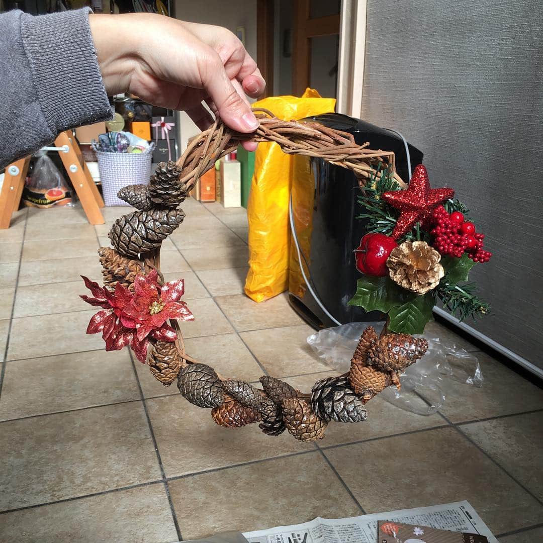 宮沢氷魚さんのインスタグラム写真 - (宮沢氷魚Instagram)「ママの手作りクリスマス花輪。朝から頑張っていました。🌲🌲🎅🏻🎅🏻」11月26日 17時08分 - miyazawahio