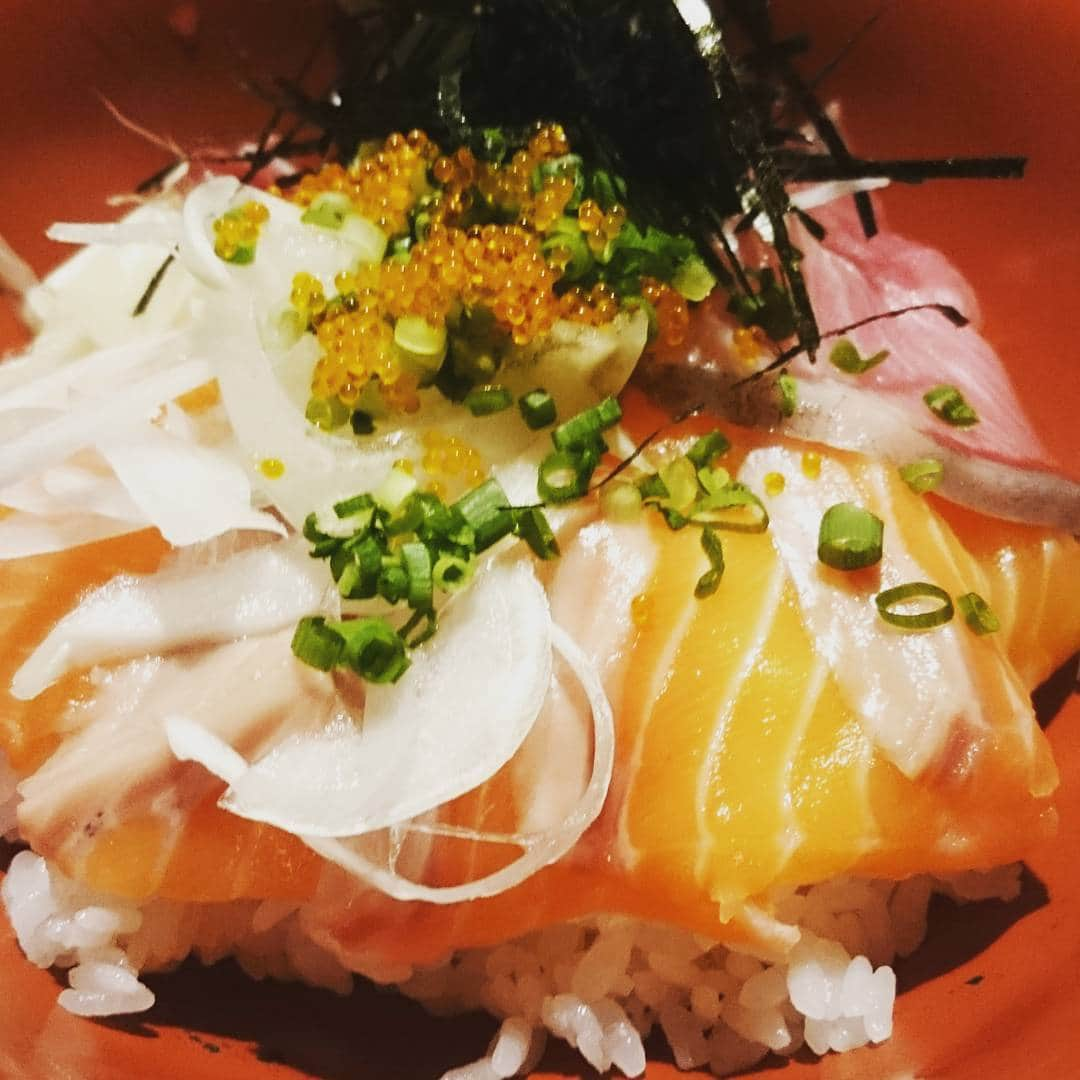 丼レコのインスタグラム：「#サーモン #salmon #ランチ #lunch #ごちそうさまでした #ハシュレコ #hashreco #ブリ #二色丼 #丼 #おいしい #最高 #昼食 #ご飯 #お昼ご飯 #サーモン丼」