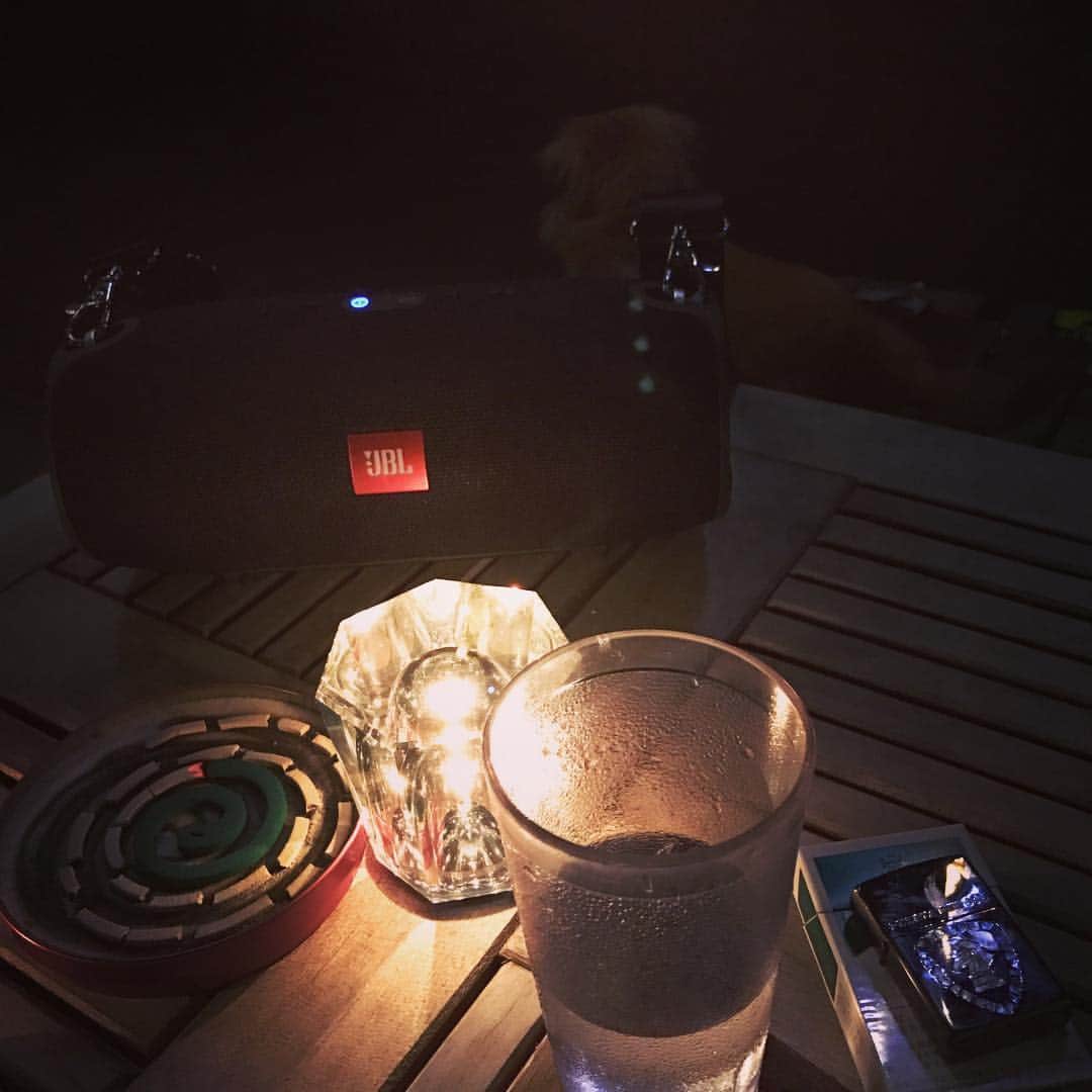 宮良忍（SHINOBU）さんのインスタグラム写真 - (宮良忍（SHINOBU）Instagram)「蚊取り線香が消えたらねよ✨  #晩酌 #ダース #愛犬と二人 #小浜島 #音楽 #JBL」11月26日 22時56分 - shinobu_miyara