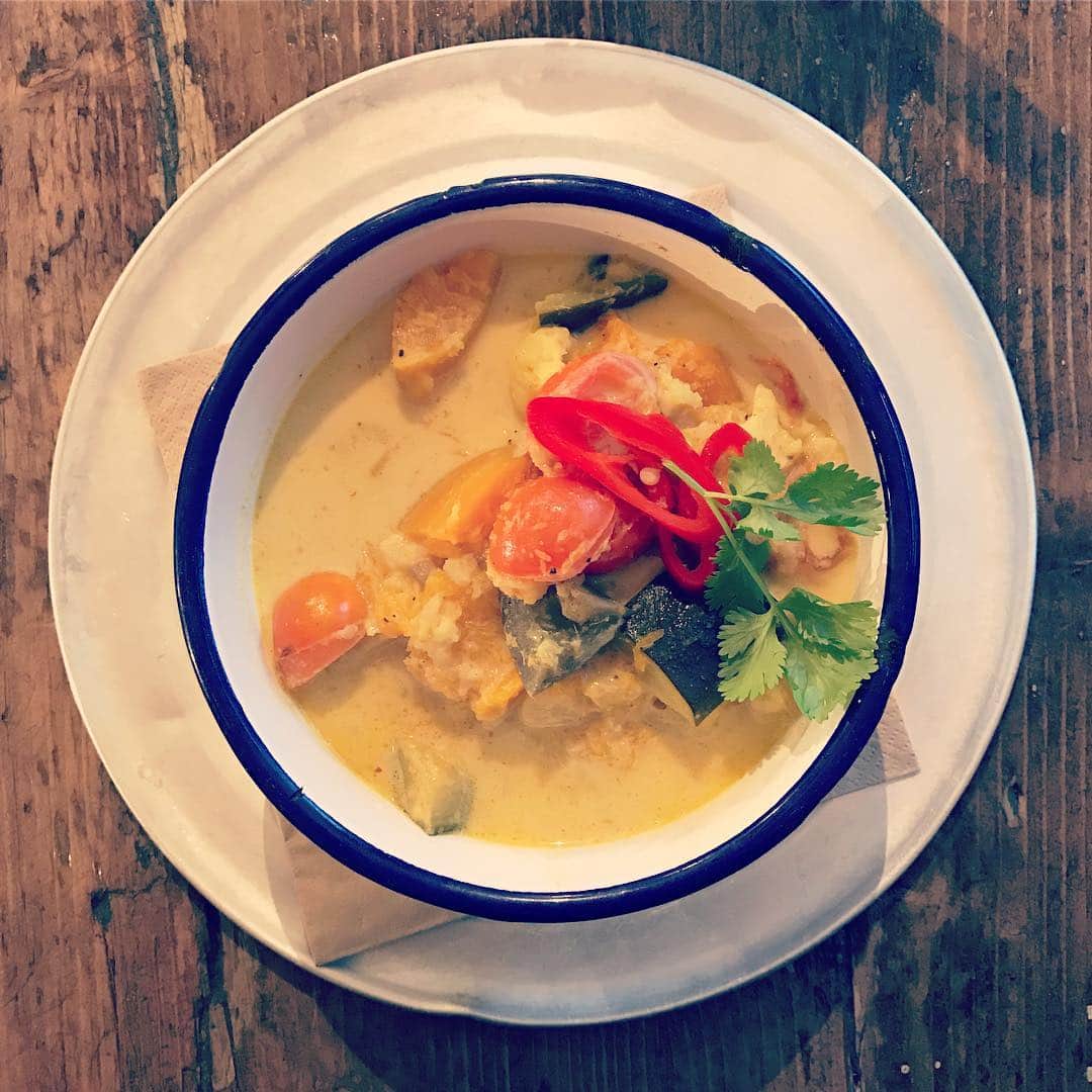 MEGのインスタグラム：「かぼちゃとズッキーニのイエローカレー。かぼちゃ、おいしい。#curry」