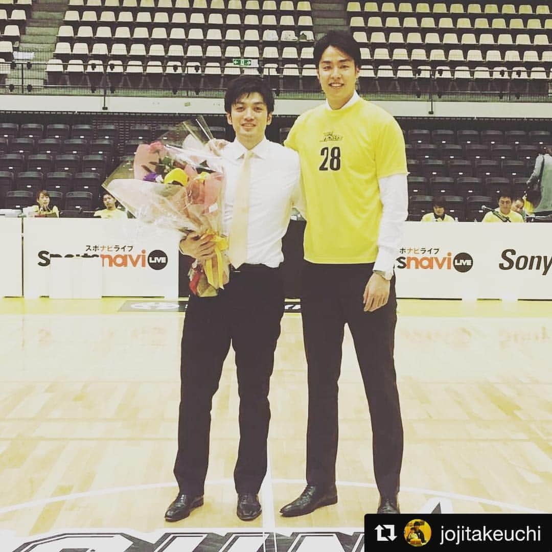 酒井泰滋さんのインスタグラム写真 - (酒井泰滋Instagram)「そして今回、このような感動的なセレモニーがあったのも譲次のおかげです。 脚本、演出、主演、おつかれさま。 本当にありがとう！ #竹内譲次 #酒井泰滋役 #他本人 #回想シーン #どっかで見たことあるベッドからスタート #我が家やん #相変わらずの長崎弁もどき」11月27日 11時19分 - tai_z28