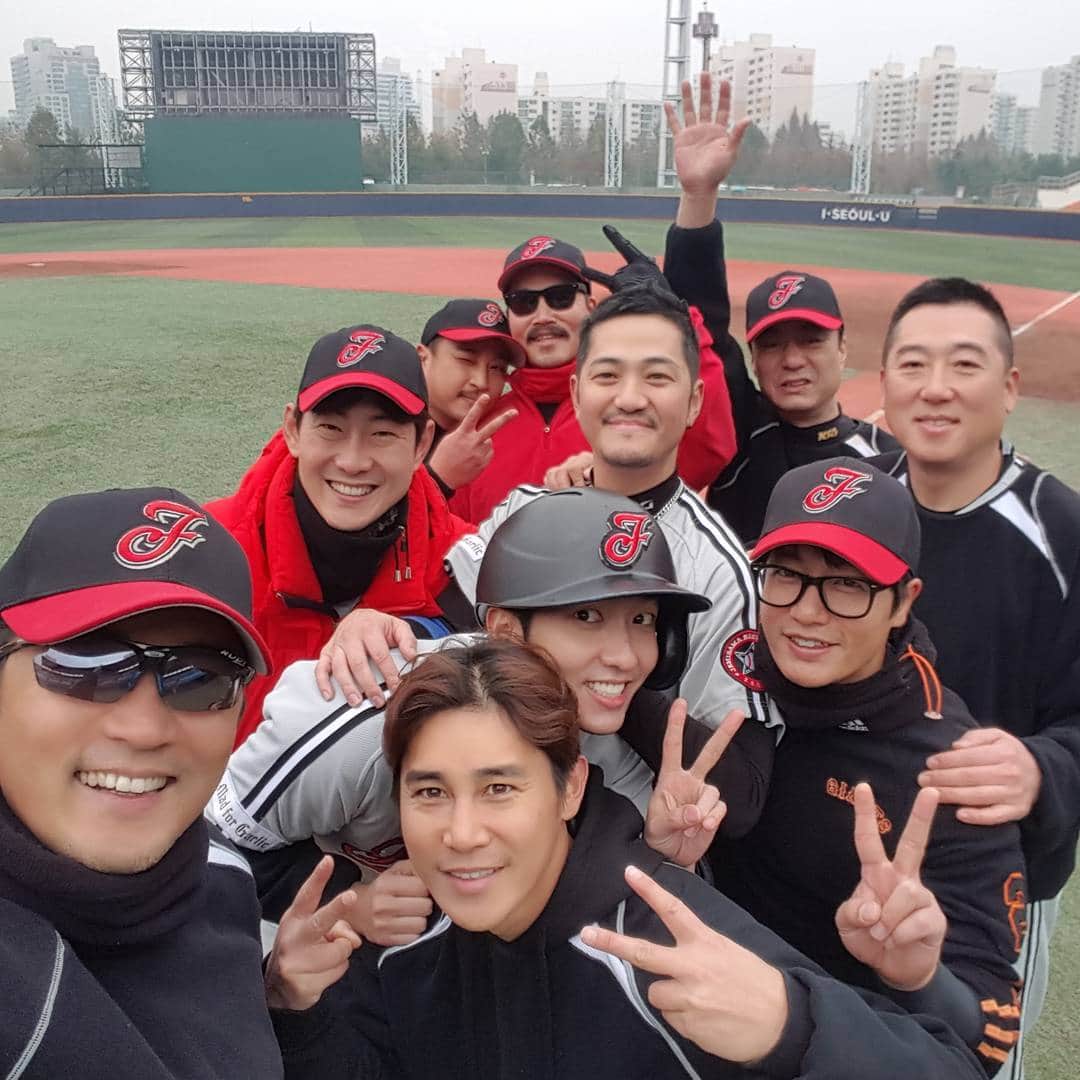 アン・ジェウクさんのインスタグラム写真 - (アン・ジェウクInstagram)「#baseball#team#재미삼아#season#마지막#게임 #모두#수고했어 #안재욱 ^^~~~」11月27日 10時58分 - steelajw6796