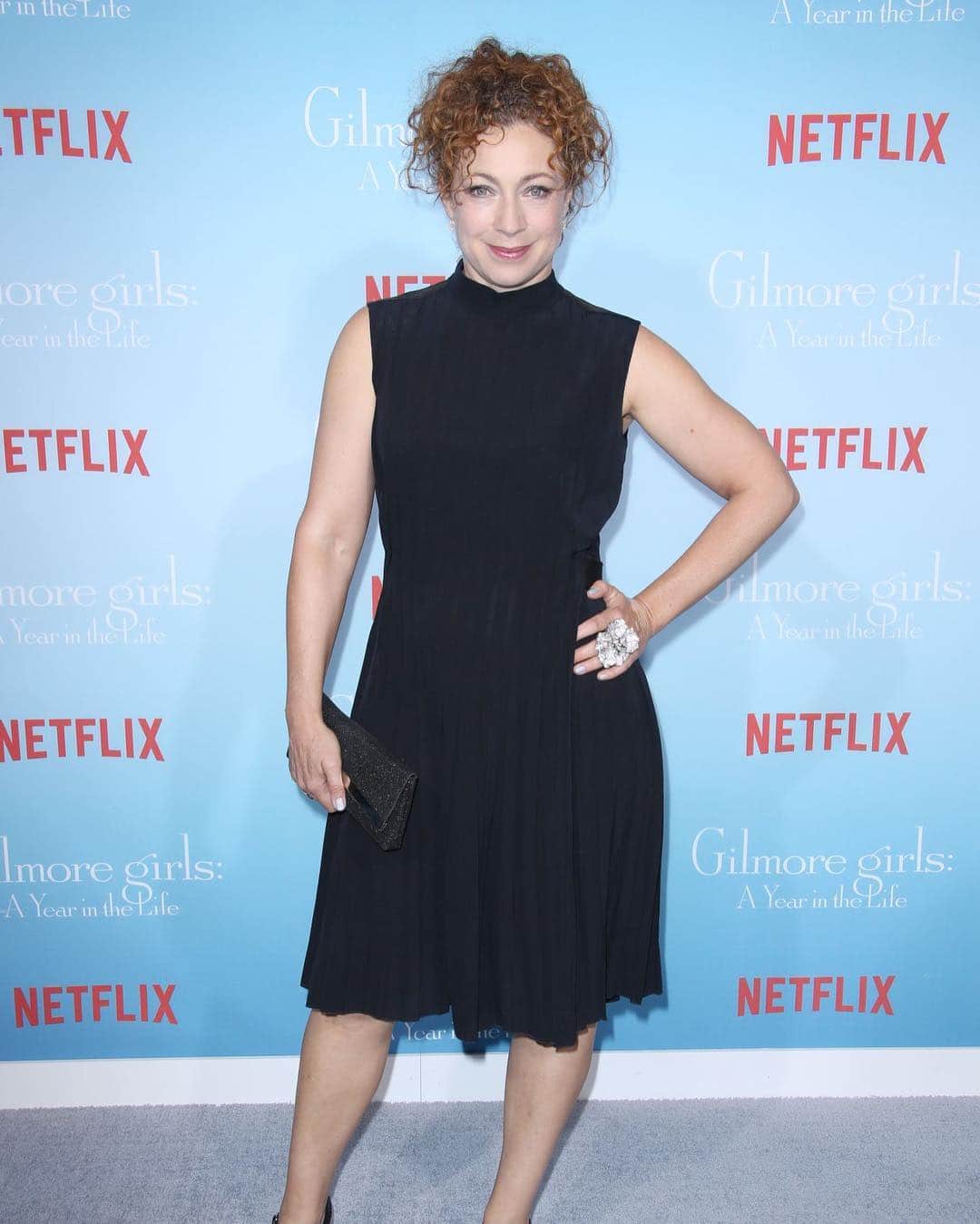 アレックス・キングストンのインスタグラム：「Had a fabulous time at the Gilmore girls premiere last Friday! It's a hilarious continuation of the beloved series and you should definitely take a look if you haven't already. Also look for me in episodes winter and spring ;) xoxo Alex」