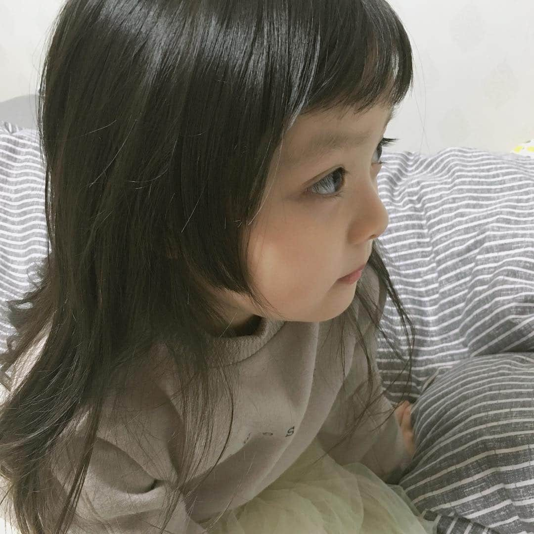 ジェウンさんのインスタグラム写真 - (ジェウンInstagram)「🐰 예쁜 내토끼 요 쪼끄만게 한달뒤면 7살이라니.. . . #잰 #재은#여섯살#60개월#토끼띠#딸래미#옆모습#히메컷 연말생이라 아쉽고 아쉬운」11月27日 19時21分 - jaen_mom