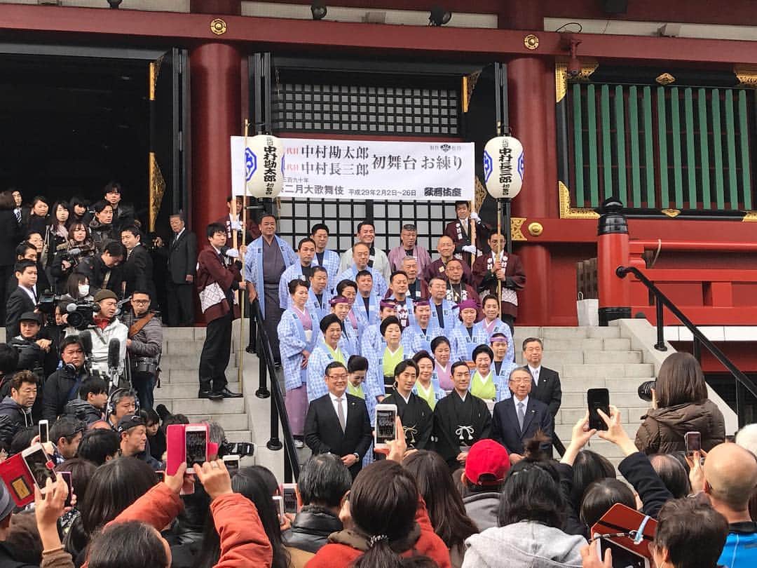 瀬戸弘司のインスタグラム：「浅草で中村屋のお練りに遭遇しました。写真には写ってないけど、たぶん下に勘太郎さん、長三郎さんが立ってます。可愛らしい男の子２人組でした。 「中村屋！」の掛け声が凄かったっす！」