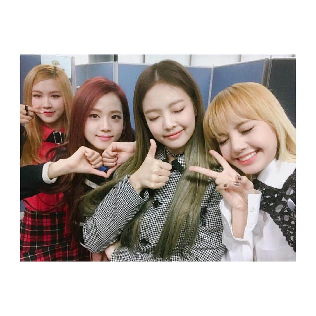 BLACKPINKさんのインスタグラム写真 - (BLACKPINKInstagram)「#BLACKPINK#JISOO#JENNIE#ROSÉ#LISA#불장난#STAY#1위했다그램#기쁘다그램#우리팬들짱이다그램#뇽안  안녕하세요!! 오늘 저희 1위했어요💜 오늘 많이 응원해주셔서 너무 힘이됬어요!! 항상 감사드리고 사랑해요!!^^ 우리 팬들 역시 짱!!!!!!^^✨앞으로 더 좋은모습 많이 보여드리는 블핑이들 될께요!!!! 오래오래 옆에 있어줘요~~^^ 다시 말하지만 완전 사.랑.해.요💜👍👍」11月27日 15時59分 - blackpinkofficial