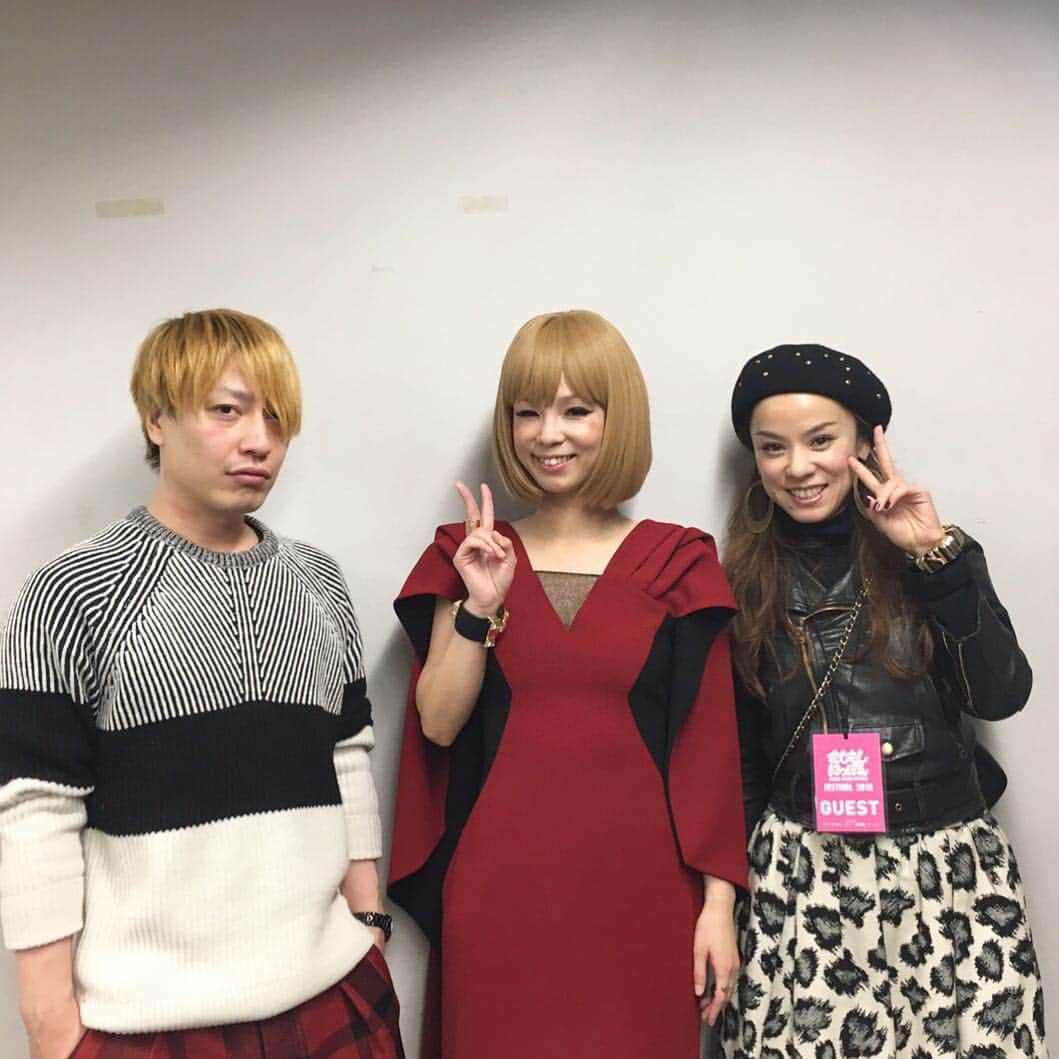 azumiのインスタグラム：「猛烈にカッコ良く恐ろしくキュートなライブ後の2人と。おつかれさま！ #capsule #もしフェス #moshimoshinippon #こしじまとしこ #中田ヤスタカ」