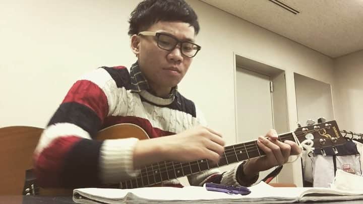 岡下雅典のインスタグラム：「今日は岡下がネタ作りをしてるところを特別にお見せしましょう。  12月3日 「兄さんイッていいです？」 ゲスト:ギャロップ、モンスターエンジン、トット、見取り図、吉田たち  新ネタで対決するライブです！ チケット持ってます！」