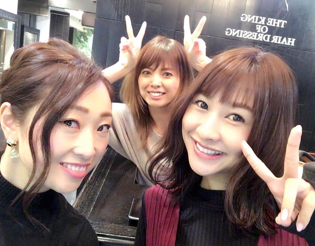 澤田南のインスタグラム：「かれこれ10年くらいお世話になってる #ism南青山 に行ってきました。 店長ももさんといつも担当してくださるなべさんと♡ . 冬っぽくて上品にみえて透明感あって外国人風で〜！と毎回わがままオーダーしちゃうけど、バッチリとイメージ以上の綺麗な色にしてくれるなべカラー♡ . 外ハネにもニュアンス巻きにもしやすい長さにカットしてもらいました◡̈ . なにより帰るのが寂しくなっちゃうくらいアットホームで居心地のいいサロンです…💓✂︎ . #ism #イズム #hairism #美容院 #ヘアカラー #アッシュブラウン #ニュアンスカール」