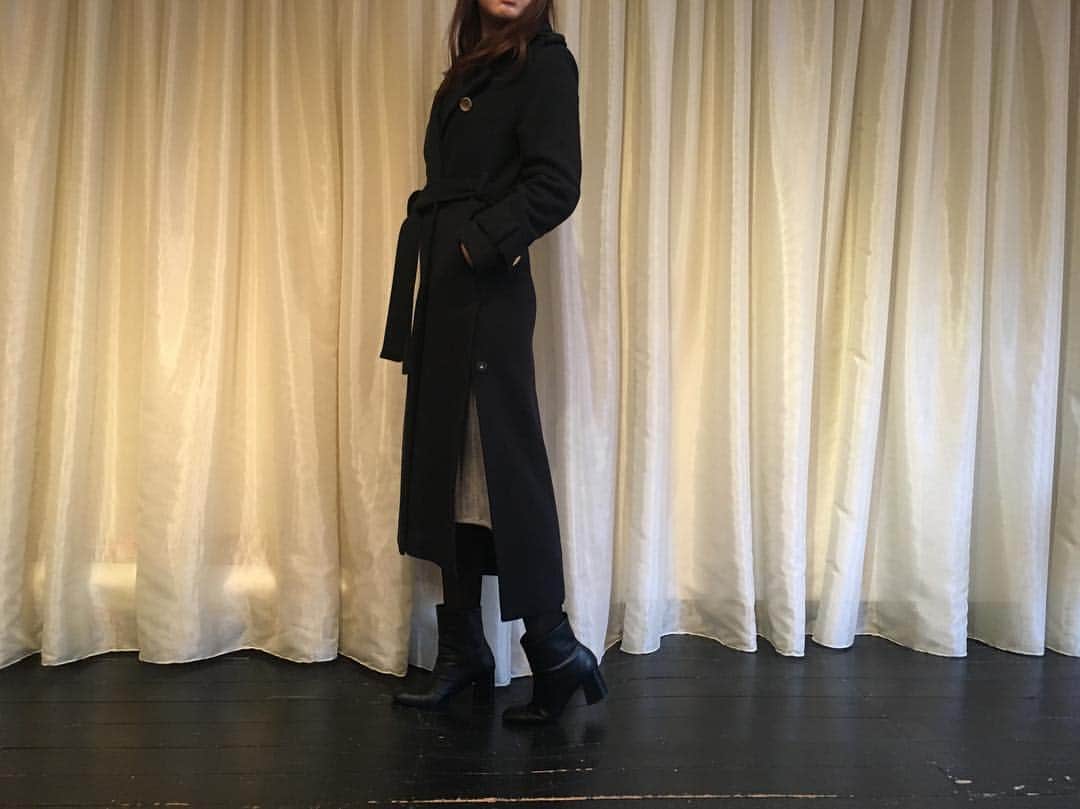 Languageのインスタグラム：「Coat Collection.  サイドのボタンを外すと大きくスリットの入ったロング丈のPコート。縦のラインがとても綺麗な品のあるアイテムです。ネイビーのみ、金ボタンとなります。  #Language #ランゲージ #16AW #Winter Collection #Coat #Pcoat #Fashion #Coodinate #Styling #instagood #instafashion #Languagepress」