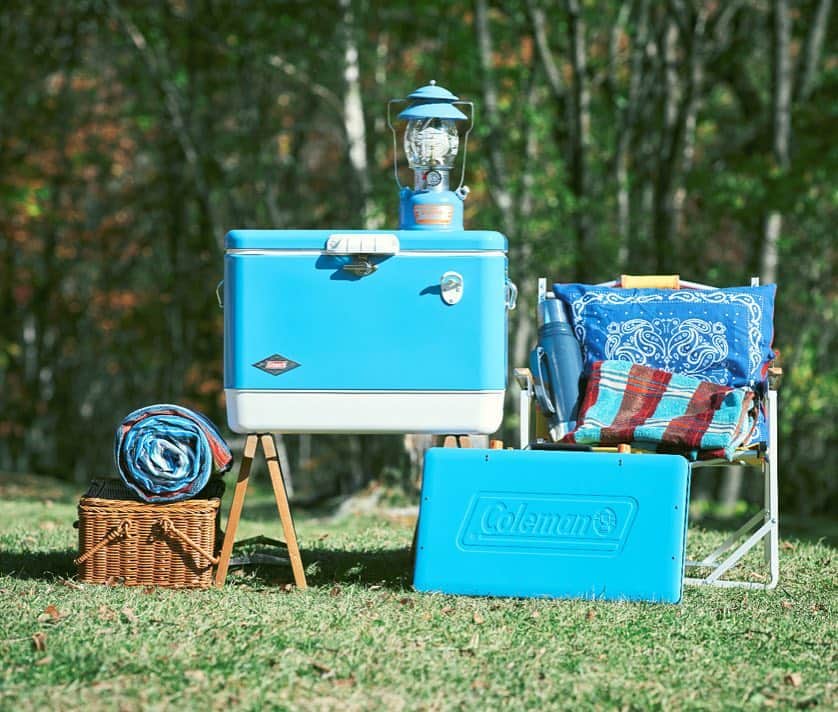 Coleman Japanのインスタグラム：「～「アメリカン ヴィンテージ・シリーズ」第3弾登場のお知らせ ①～ 古き良きアメリカのキャンプシーンを再現した「アメリカン ヴィンテージ・シリーズ」の第3弾は、1970年代のアメリカ、ロードサイドのにぎやかなダイナーと、青空をイメージした「ヴィンテージ・ブルー」。シーズンズランタン、スチールベルトクーラー、LPツーバーナーで登場です。鮮やかなブルーで揃えれば、アウトドアでも目立つこと間違いなし。 #コールマン #Coleman #キャンプ #camp #シーズンズランタン #シーズンズランタン2017#アメリカンヴィンテージ #ヴィンテージブルー#SEASONSLANTERN」