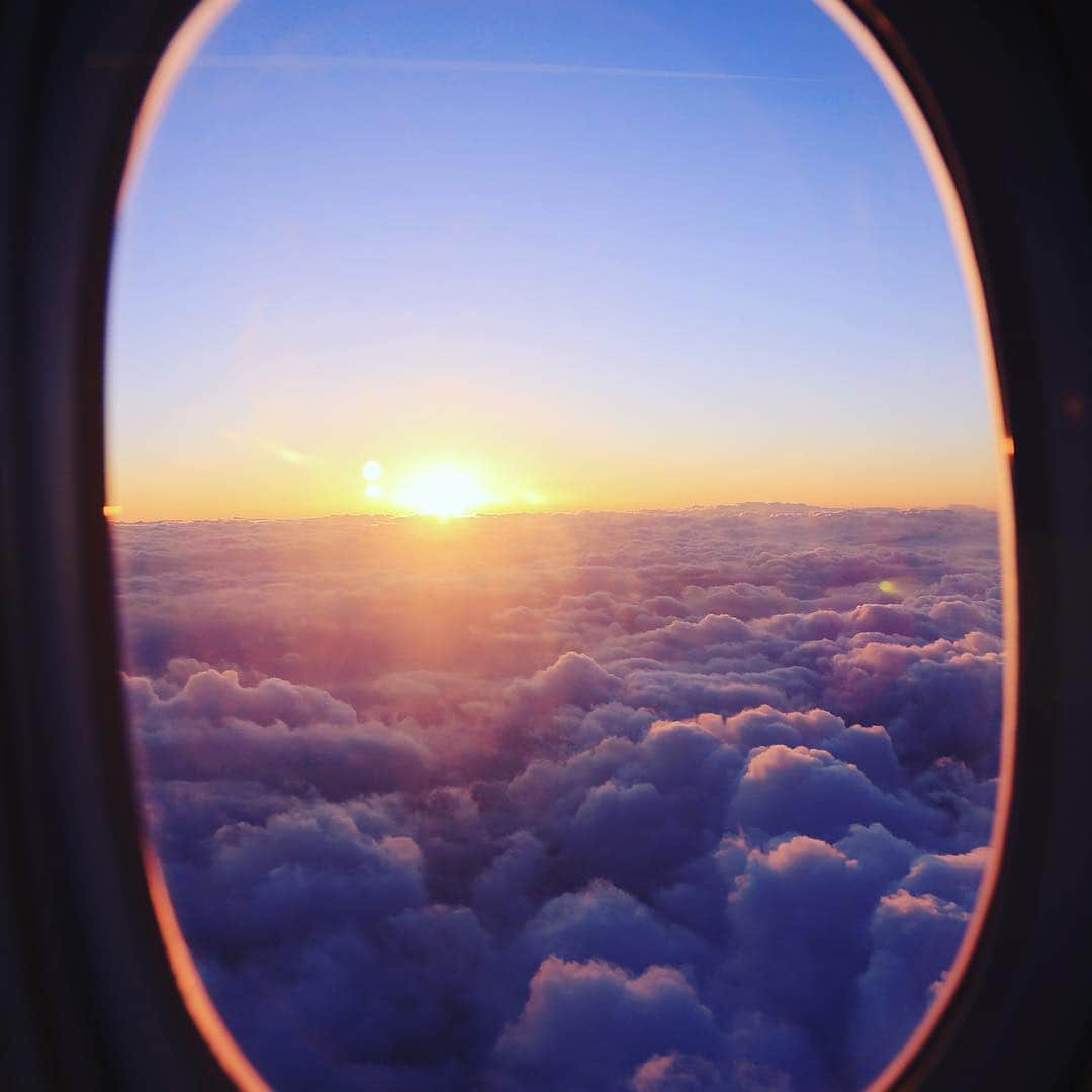 ANAのインスタグラム：「#空からの景色 #機窓 #朝日 #飛行機 #夜明け #カコソラ #ダレカニミセタイソラ #dawn #sunrise #airplane #ANA旅 #ana_jp」