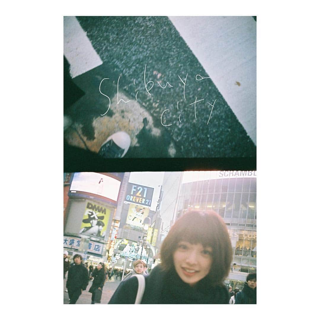 江夏詩織さんのインスタグラム写真 - (江夏詩織Instagram)「現像してきた 今回もいい色味… ありがとうお店の人 #instagram  #film #half」11月28日 20時52分 - shiori_enatsu