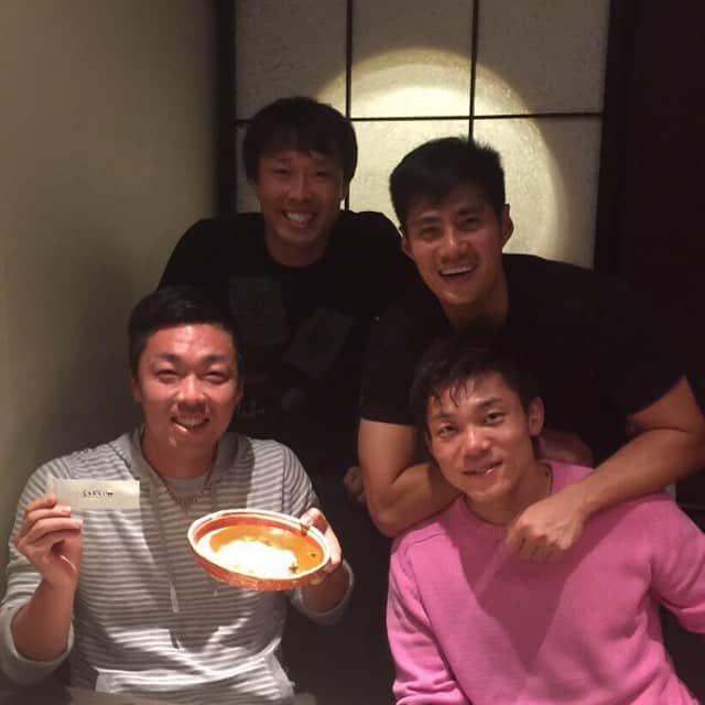 岩田慎司のインスタグラム：「ちょっと前にチェンが名古屋来たときに一緒に食事させていただきました！ 大島さんも残留したし来年は吉見さんと大島さんで投手・野手両方ひっぱってもらって優勝してもらいたいですね！ #吉見一起#大島洋平#チェン#ステーキsakai#懐かしいシリーズ#ファン感いきたかったー」