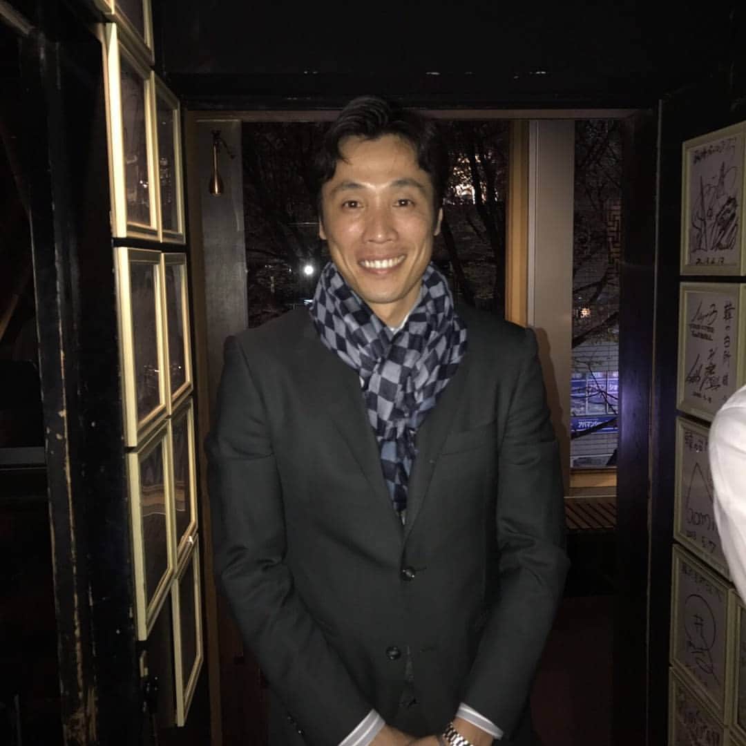 鈴木尚広のインスタグラム：「素敵なスカーフをいただきました！  これからCS フジテレビプロ野球ニュース11時より生出演します！」