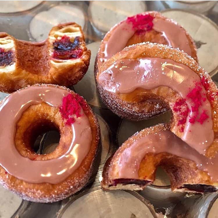 DOMINIQUE ANSEL BAKERYさんのインスタグラム写真 - (DOMINIQUE ANSEL BAKERYInstagram)「Introducing our December Cronut® for @DABJapan: Strawberry Elderflower. With strawberry jam made with the first strawberries of the season here in #Japan, chocolate elderflower ganache, and mint sugar to finish. Starts December 1st. Nice job, Team #Tokyo! #DABJapan #DominiqueAnselJapan #Cronut」11月28日 21時14分 - dominiqueansel