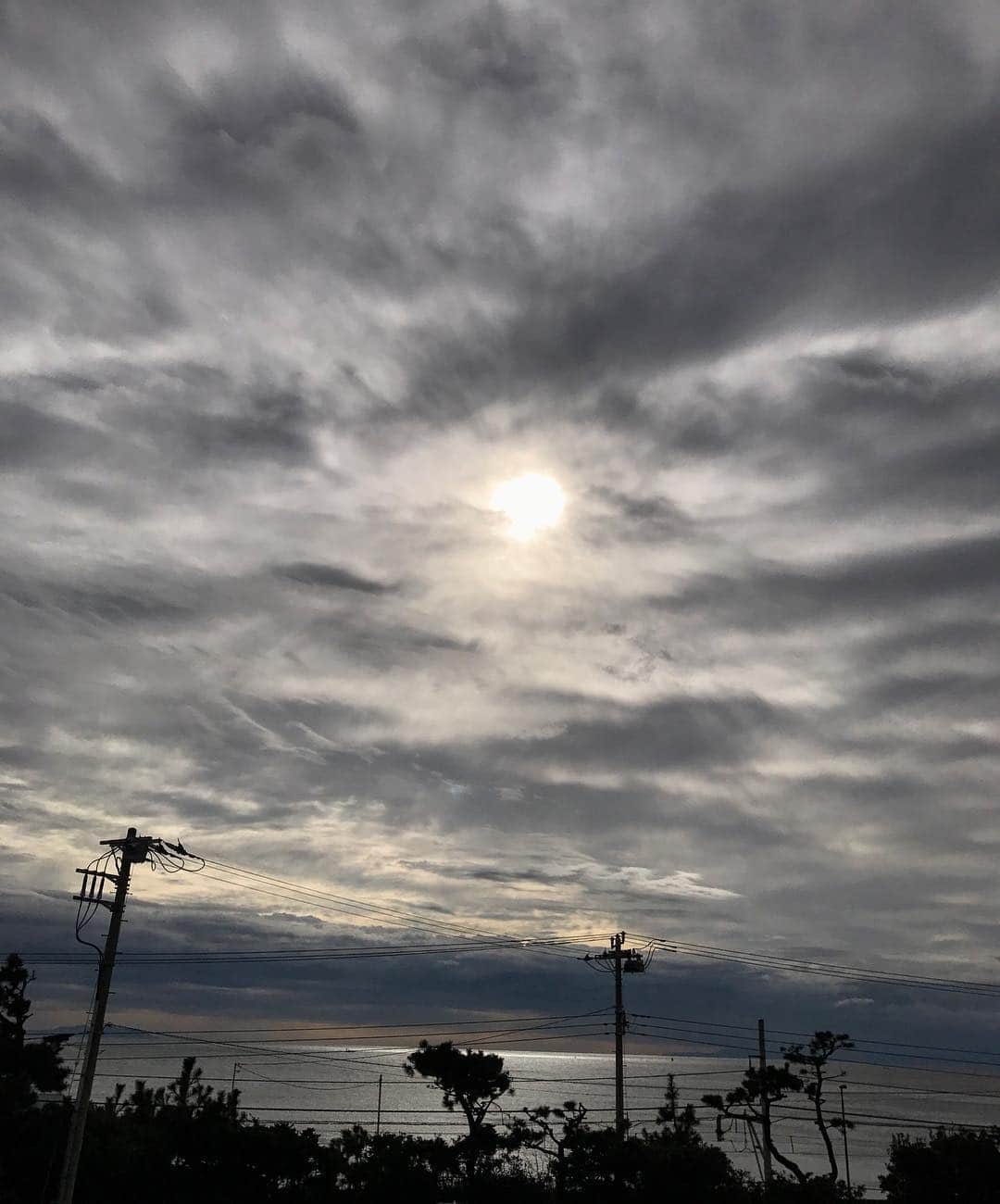 深沢あかりのインスタグラム：「高校生活最後の昼休み 海が見える学校の大階段から撮ったショット📷❤️空が綺麗 卒業を感じて寂しいこの頃🙄 #oceanview #todaywasagoodday #sky」