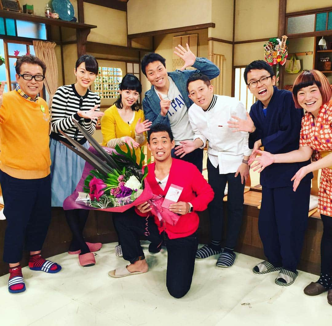 石田靖さんのインスタグラム写真 - (石田靖Instagram)「関西テレビ『よ〜いドン‼️』生放送終了後、スタッフの皆さんから少し早めの誕生日12月10日のお祝いをいただきました〜おおきにありがとさんです🙏🙏🙏51歳当日は新宿ルミネで新喜劇公演〜『ルミネthe石田笑店』です‼️ 皆さん劇場でお待ちしております〜 #関西テレビ #よーいドン #産地の奥さんごちそう様 #人間国宝さん #円広志 #高橋アナウンサー #未知やすえ #サバンナ #女と男 #石田靖 #誕生日 #お祝いのお花 #おおきにありがとさんです #12月10日 #新宿ルミネ新喜劇公演 #新喜劇 #ルミネthe石田笑店 #西も東もあらしまへん #東西の新喜劇メンバーで公演 #チケット発売中」11月29日 9時33分 - yasulog