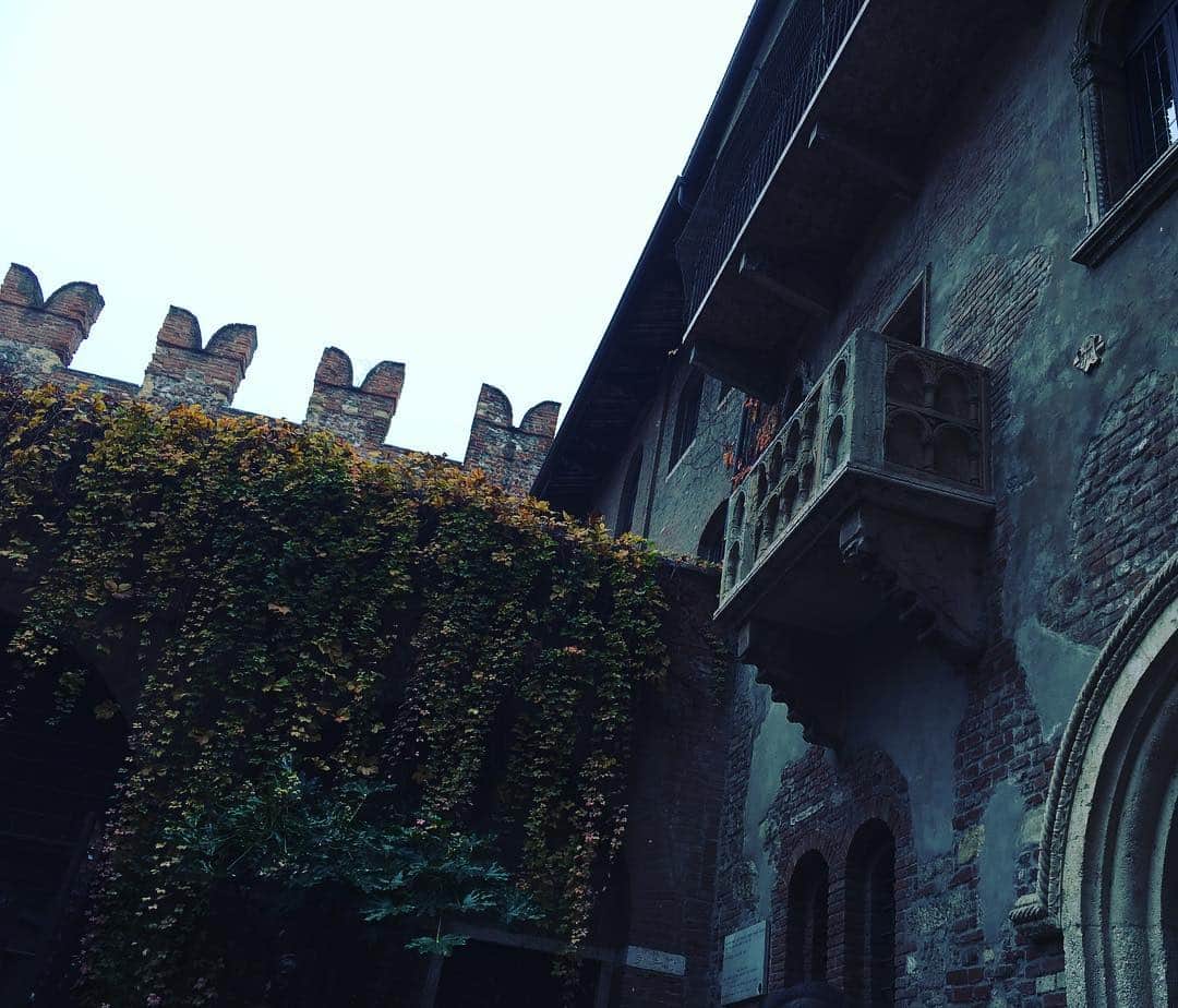 宇佐美蘭さんのインスタグラム写真 - (宇佐美蘭Instagram)「ベローナといえば、ロミオとジュリエットの舞台として有名な街です。こちらのバルコニーはジュリエットのモデルとなった女性の家。「おぉ、ロミオ。あなたはどうしてロミオなの？」という声が聞こえてくるようです☺️💞 #Casa di Guilietta  #ロミオとジュリエット  #ヴェローナ #ベローナ #イタリア🇮🇹」11月29日 4時48分 - usamiran_official