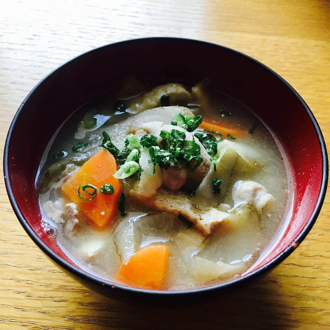 竹内由恵さんのインスタグラム写真 - (竹内由恵Instagram)「最近体調が優れず、、朝は温かい豚汁を作りました。 風邪が流行っているので、皆さんも気をつけてください。」11月29日 11時24分 - yoshie0takeuchi