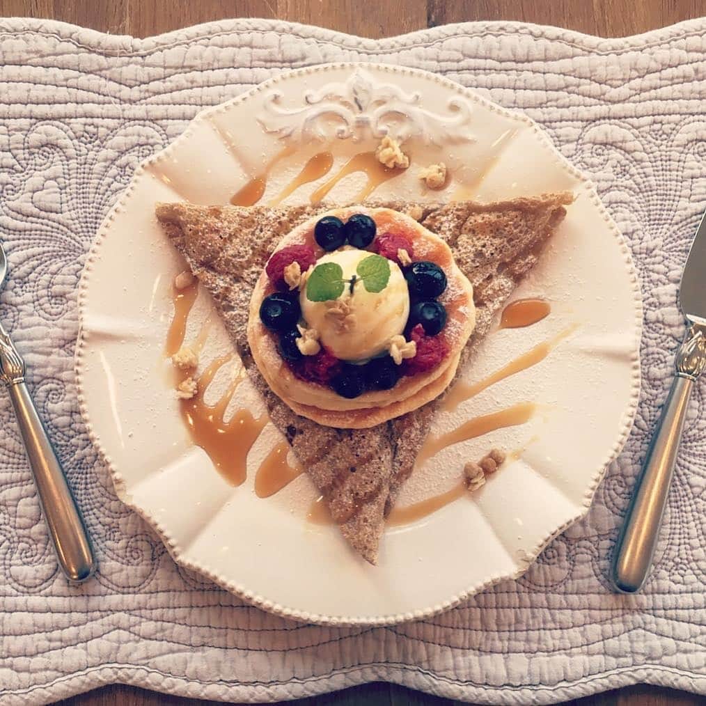 MEGのインスタグラム：「広島市の私のカフェの公式サイトがリニューアルしましたー 新しいメニューに加えて、平日のみのパンケーキにガレット＆パンケーキの欲張りセットが登場。うふふです。http://maisond.jp にて。」