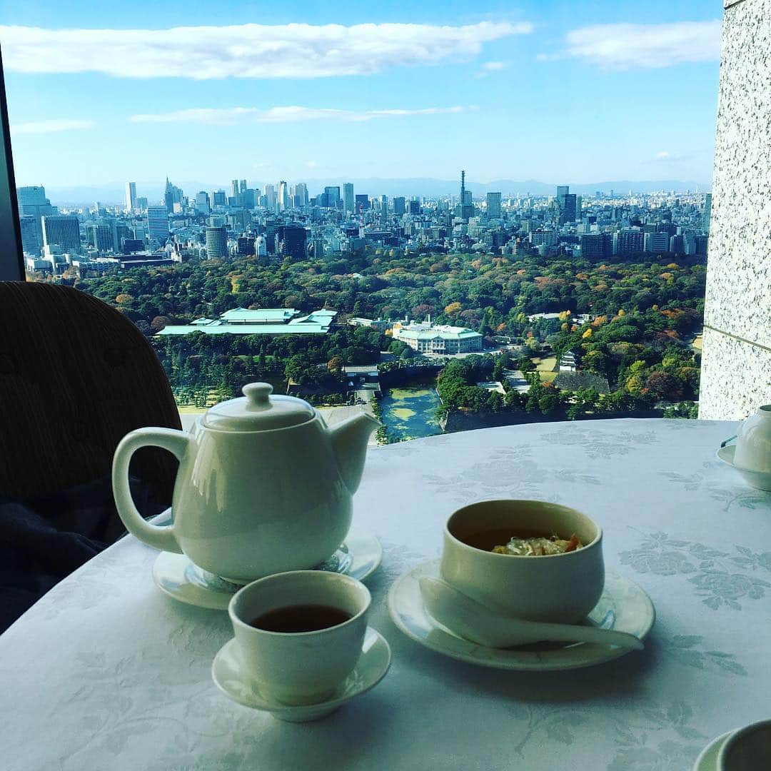 志摩有子さんのインスタグラム写真 - (志摩有子Instagram)「丸ビルに移って足が遠のいていた七福に久々に。なに？なに？この絶景！こんな景色を眺めながらの飲茶なんて贅沢すぎ💛これはまた来なければ！ #飲茶 #丸ビル36階 #絶景 #楽しい時間はあっという間  #ごちそうさまでした」11月29日 15時43分 - ariko418