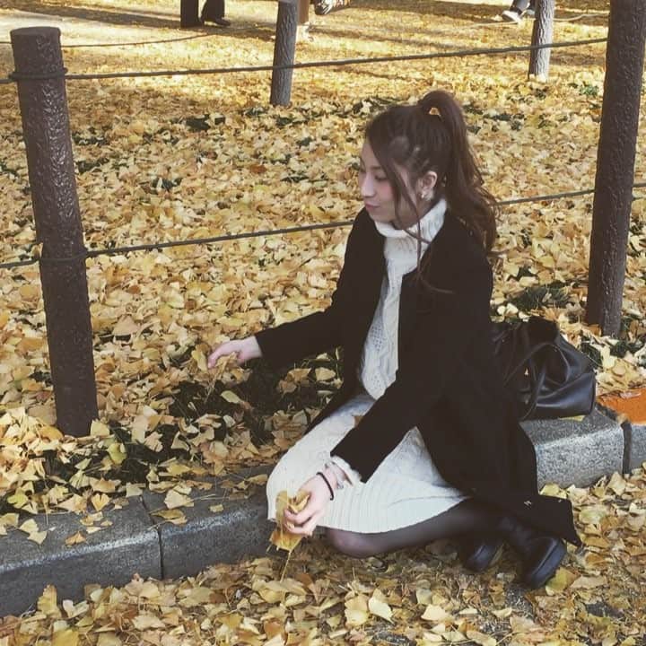 木浪しほのインスタグラム：「🍂🍁🍂🍁🍂 、 無邪気な24歳。泣 、 #紅葉#イチョウ#神宮外苑いちょう並木#ポニーテール」