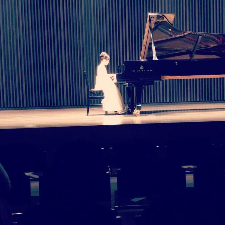 井俣太良のインスタグラム：「はーちゃん（9）ピアノ発表会🎹 たくさん練習して頑張りました☆  子供の成長のスピードに只々目が眩む日々 ・・俺も頑張ります☆  #ピアノ #成長 #とめどない #ショパン」