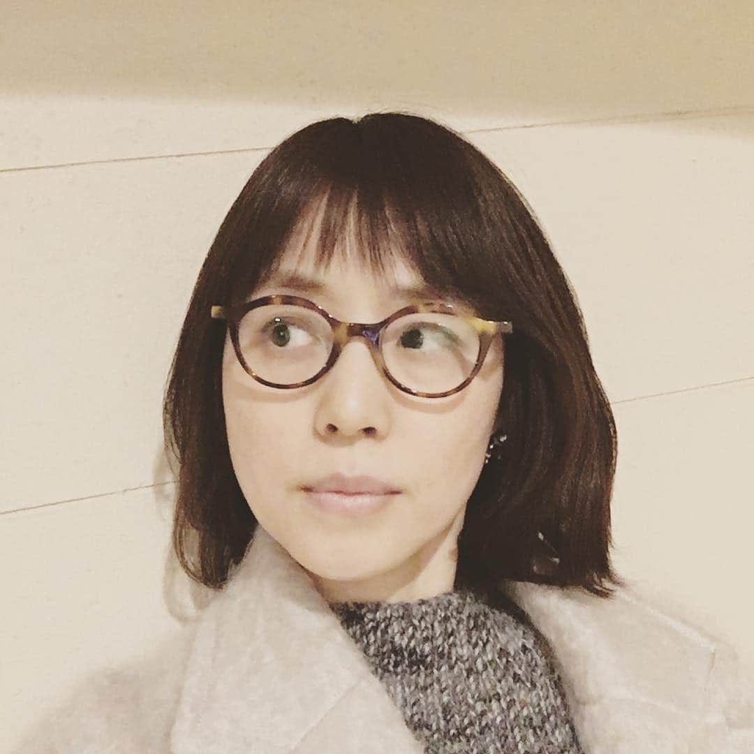 石田ゆり子さんのインスタグラム写真 - (石田ゆり子Instagram)「ほんの少し切ったのだが だいぶ印象が変わる🐣 それが前髪というものなのだ。」12月14日 21時32分 - yuriyuri1003