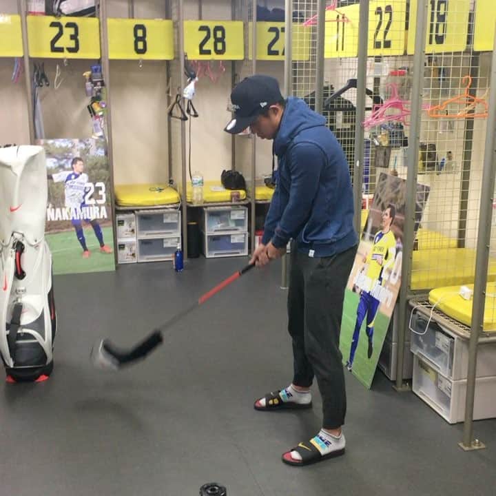 中谷進之介のインスタグラム：「ゆうきくん大変  #大島康樹 #ジョージ #プロゴルファー猿 #ゴルフブームにのっかりたくて #ゆうきくんに追いつきたくて #ただゆうきくんより上手い自信しかなくて #どっち #最後ゴミ箱にぶつけんな #しょうもな」