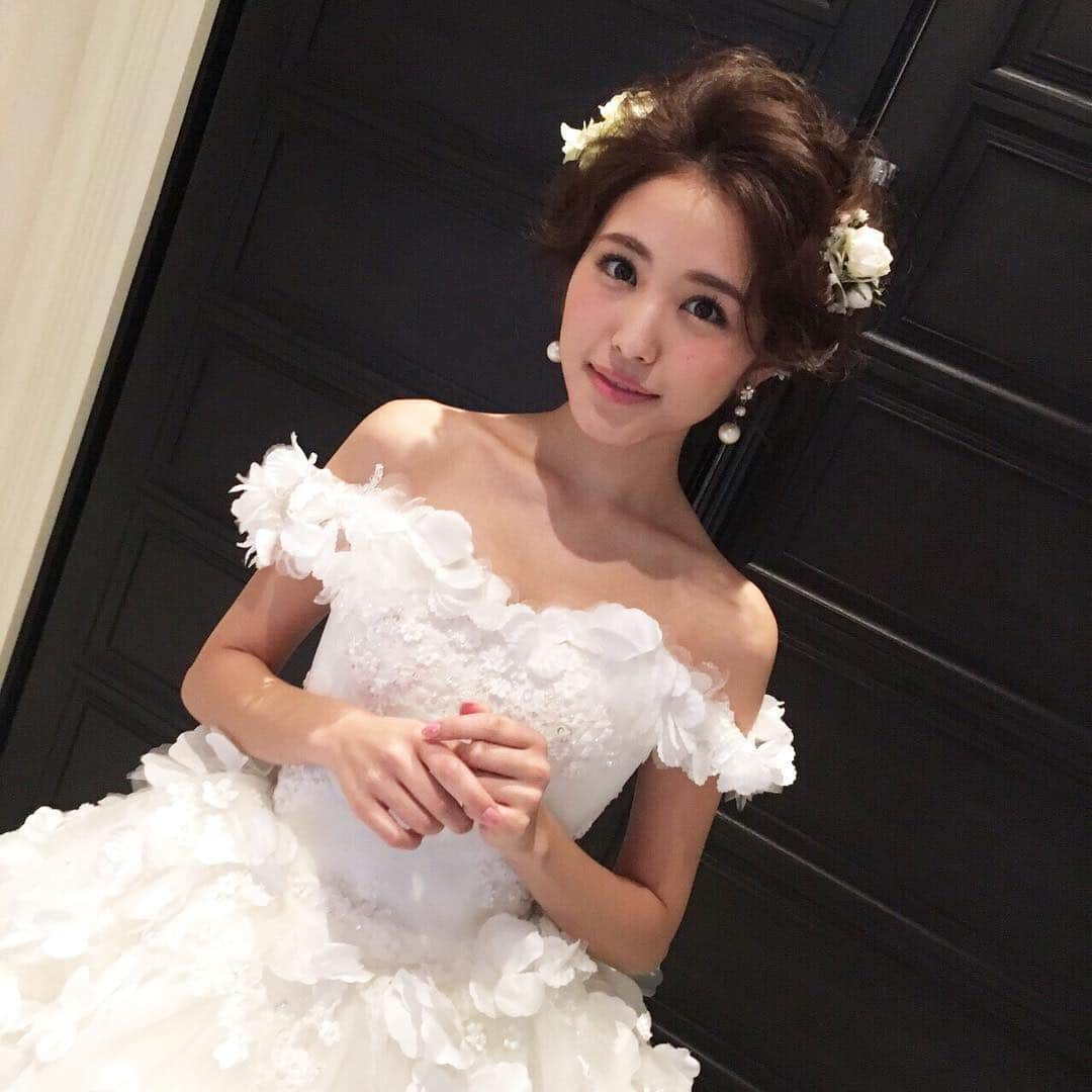 THE HANYさんのインスタグラム写真 - (THE HANYInstagram)「大人気のクリスティーナ♡  #THEHANY #伊藤羽仁衣 #wedding #weddingdress #colordress #ウェディングドレス #カラードレス #お花  #可愛い #プリンセス #ロングトレーン #オフショルダー #結婚式 #披露宴 #結婚準備 #プレ花嫁 #ドレス選び #ドレス試着 #ドレスショップ #ザハニー #クリスティーナ #青山 #福岡 #大阪 青山店♡0337978210 福岡店♡0922913821 大阪店♡0662528210」12月14日 17時19分 - thehany_official