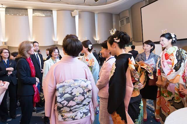 キャロライン・ケネディのインスタグラム：「When women succeed, we all succeed. Celebrating successes and planning for the future with U.S. and Japanese women leaders. #WAW2016 女性が成功することがすべての人々の成功につながるのです。 #WAW2016 会場で、日米の女性リーダー達の成功を祝い、未来を話し合いました。」