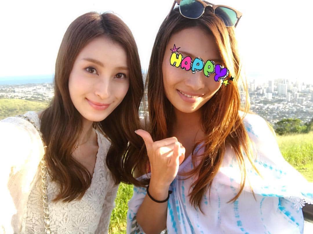 蜂矢有紀さんのインスタグラム写真 - (蜂矢有紀Instagram)「☺️🌅✨ ・ 頑張ってセルフィー。笑 綺麗な絶景は光で飛んだw けど、姉妹記念にね📷💕 ・ #家族 #海外 #滞在  #ハワイ #ホノルル #オアフ島 #リゾート #タンタラスの丘 #絶景 #一望 #夕暮れ 今回は #お姉ちゃん 一緒👯‍♂️💓 #姉妹 #family #trip #travel #hawaii #honolulu #oahu #resort #hawaiilife #sunset #niceview #tantlus #2016 #11月 ・ ハワイでもタイミング良く 会えた お姉ちゃん❣️ 姉妹デートに付き合ってくれた 旦那さん😂 #ありがとう ✨」11月30日 13時10分 - yuki.h1218