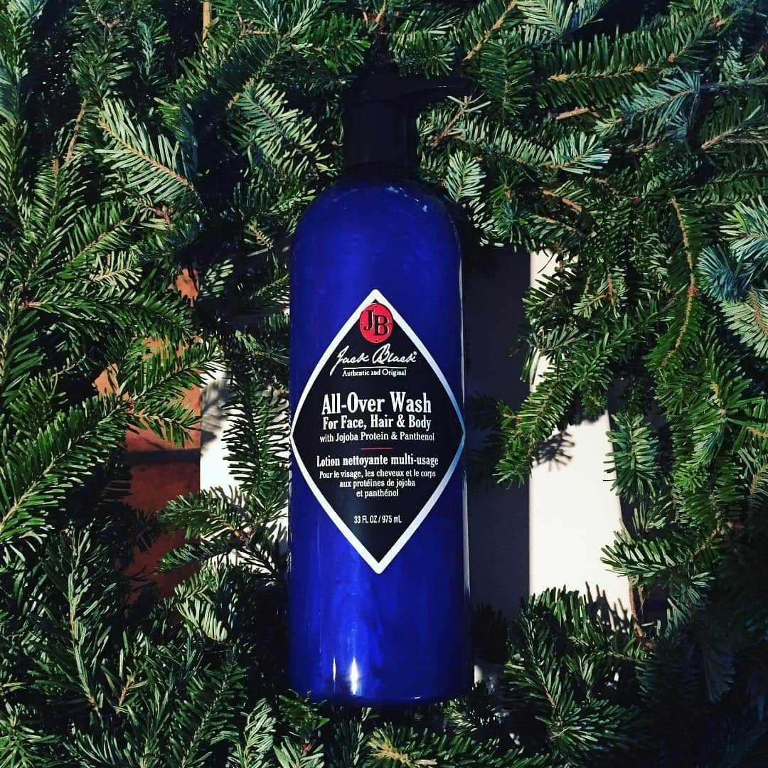 ハリス・イングリッシュさんのインスタグラム写真 - (ハリス・イングリッシュInstagram)「Just got my @getjackblack Christmas shipment in! Excited to start off this holiday season with a brand new bottle of the "all-over wash"--the absolute best 3-in-1 shower wash! Super refreshing and exhilarating at the end of a long day. This is a must-have gift for anyone on your list this Holiday season.」11月30日 5時09分 - harris_english