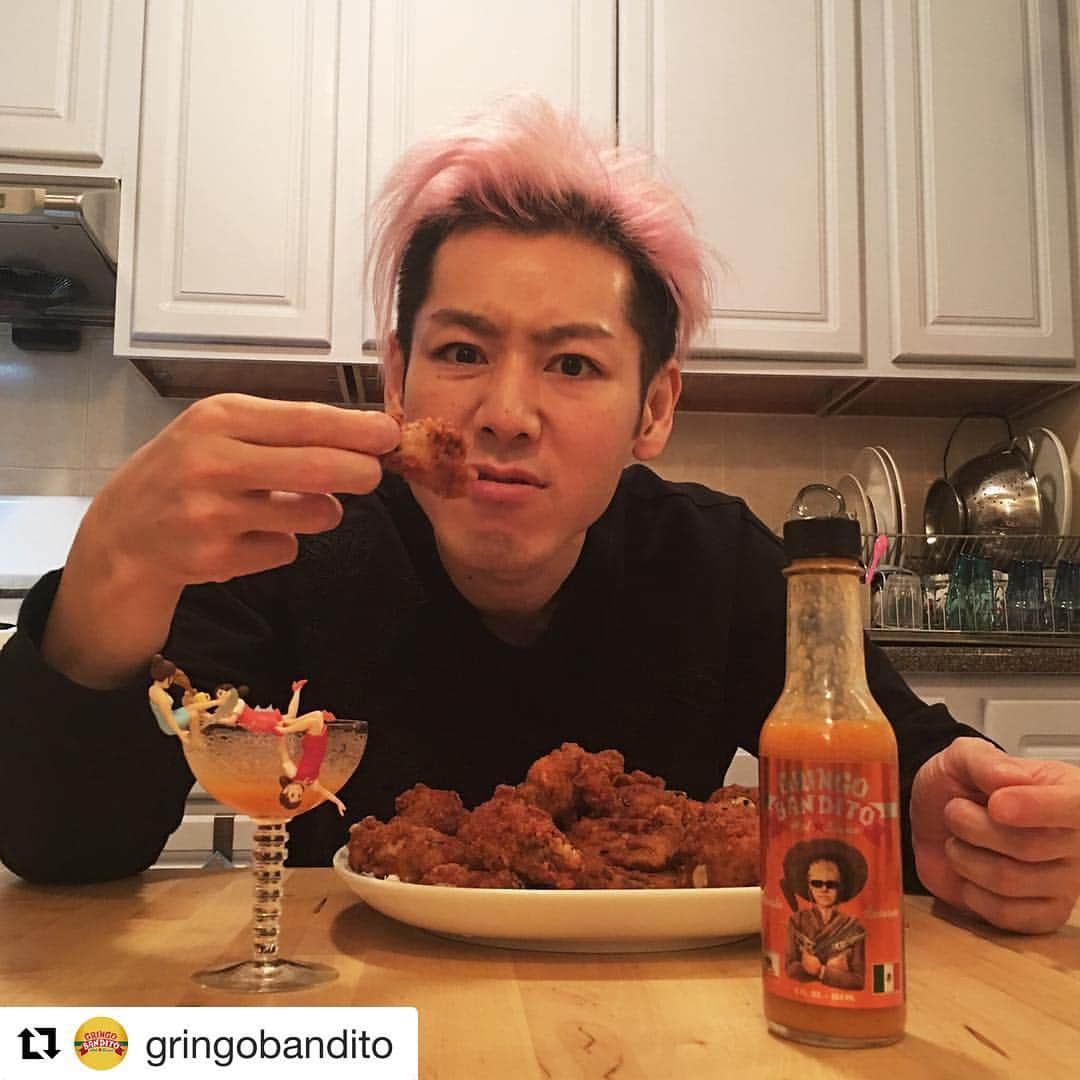 小林尊のインスタグラム：「That's a badass hot sauce💥💥 It's addictive!  @gringobandito オフスプリングのデクスターから、たちの悪いホットソース。ハマる😏 #competitiveeater #フードファイター #hotdogchampion」