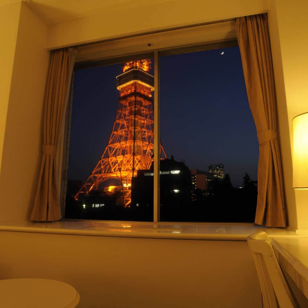 東京プリンスホテル / Tokyo Prince Hotelのインスタグラム：「【東京プリンスホテルの想い出】 客室から見える東京タワー。いつまでも変わらない景色。  #reborn_tph  #写真投稿キャンペーン  #東京プリンスホテル #客室#東京タワー#夜景#旅行#宿泊#客室#プリンスホテル#tokyoprincehotel #tokyotower#travel#princehotel  #また来年桜の咲く頃にお会いしましょう」