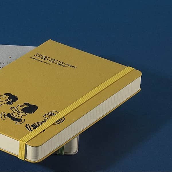 moleskine_jpのインスタグラム：「今年の終わりが近づいています。新しい #モレスキン ダイアリーを開いて、2017年の目標や決意を考える時期です… #moleskineJP」