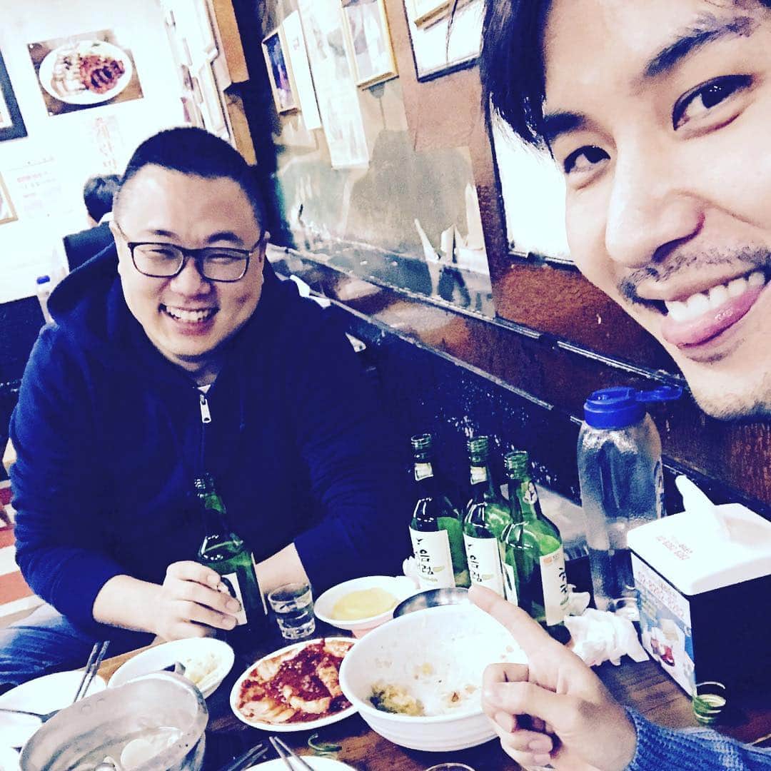 キム・ジソクのインスタグラム：「낙지+소주+오랜만에형제+사는얘기+소주+추억소환+콩나물국+소주+커피+또소주+그다음또소주시켜어디야여기광화문그래?소주+사람살려넌형도아니야ㅠ어그래알았다고소주 기억안남;」