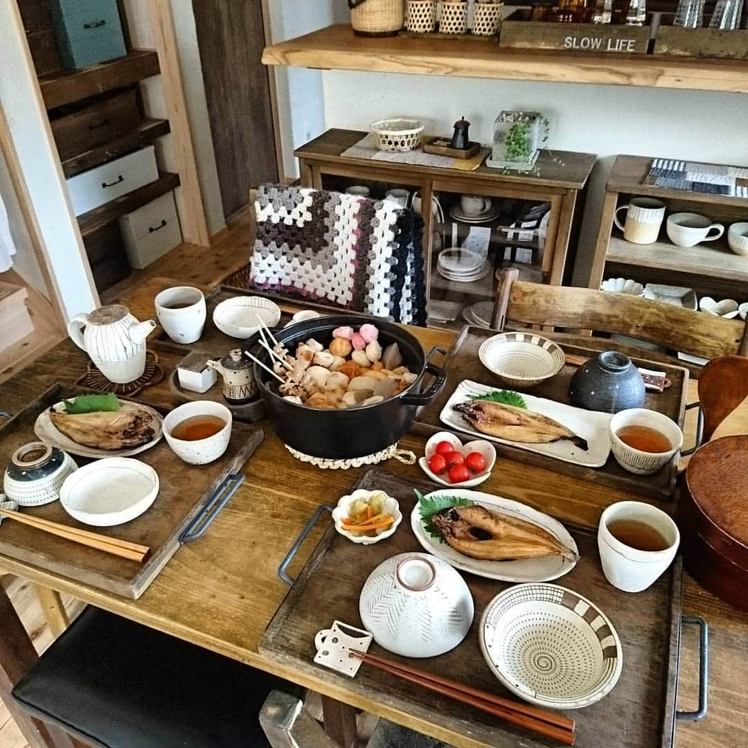 ゆうこさんのインスタグラム写真 - (ゆうこInstagram)「今日の晩ごはん🍴 ストウブの鍋でコトコト煮たおでん🍢とほっけ。 子供達にはあったかい蕎麦もしました😊 おでんは生姜醤油でいただきます♥ #今日もお疲れ様でした #おでん #姫路おでん #晩ごはん #和食 #器 #うつわ #手作りトレー #夕食 #interior #インテリア #家具はお義父さんがDIY #ストウブ #鍋 #hibifuku  #rutawa #岡崎順子 #金成潤子 #ほっけ #膝掛け #森下健治 #お返事遅れてごめんなさい」11月30日 17時30分 - slow.life.works