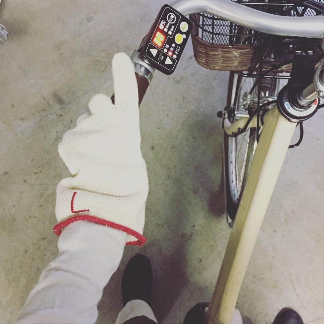 浜島直子さんのインスタグラム写真 - (浜島直子Instagram)「旦那がニコニコと「ナオ、自転車に乗る時に手が冷たくなると思って、カゴに手袋入れといたよ❤️」と。 ……行ってみたら、軍手だった。  #ありがとう #優しいね #結婚17年目だけど #今でも変わらず優しいね #でも #17年間 #毎日何かしら #ざわついている👹」11月30日 20時49分 - hamaji_0912