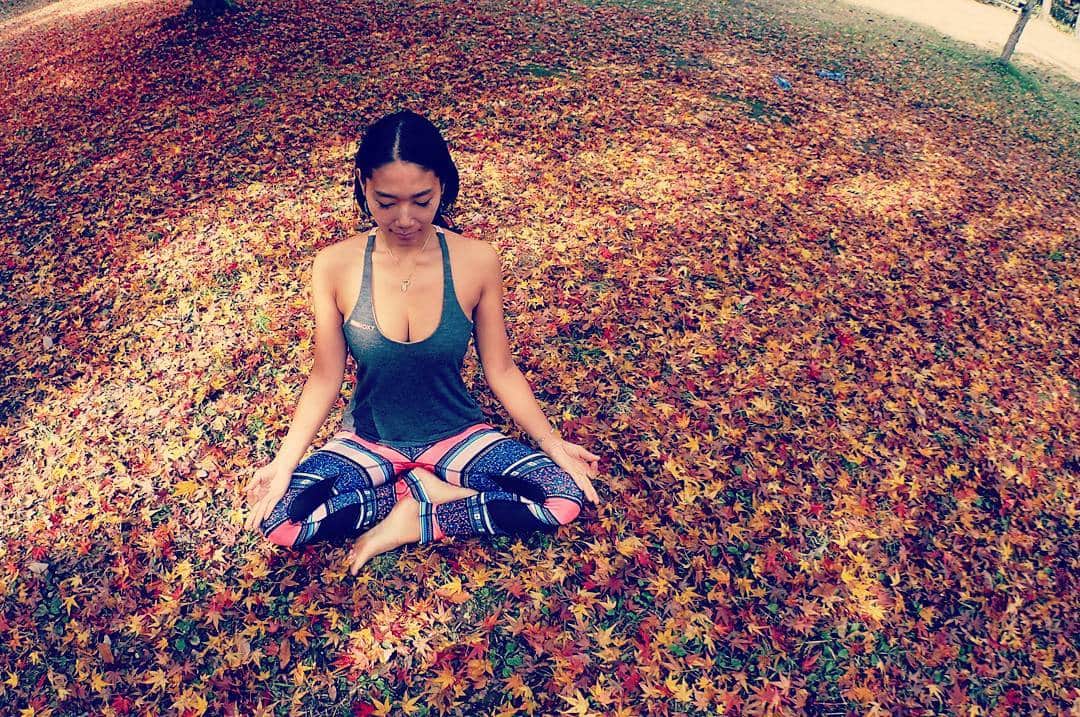 大下瞳美さんのインスタグラム写真 - (大下瞳美Instagram)「自然の絨毯🍁 自然のなかに居られる幸せに感謝。 来年はここでみんなでヨガしたいな。  #yoga#自然の#絨毯#落ち葉#🍂#🍁#紅葉#シーズンオフ#来年は#みんなで#ヨガ#したい#happyme #roxy#roxyjapan#あぐら」12月1日 0時15分 - hitomiooshita