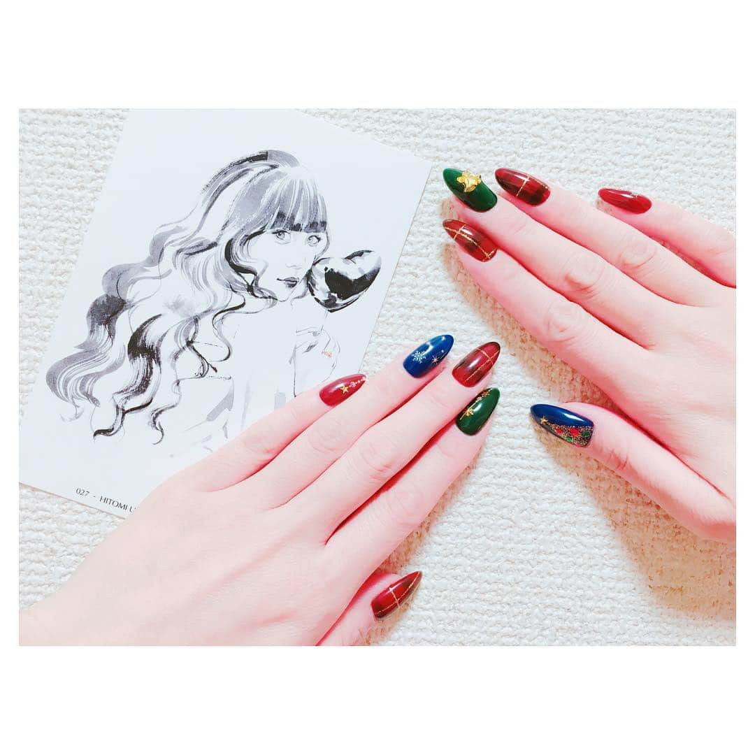 上野瞳さんのインスタグラム写真 - (上野瞳Instagram)「PANDORAのイベントで #illustrator さんが 私の#似顔絵 を書いてくれました💕 アイコンの写真なんだよー☺️！(似てる？♡) . そしてそしていつもお世話になってる #HOME で #ネイル を人生初の #クリスマス 仕様にしてみました💅笑 今年もきっと #Xmas は何もないから 手だけでもクリスマス気分に👏❤️ 予想以上にテンション上がります…💋 あ〜 #イルミネーション 行きたい😭笑 #パンドラWWD #PANDORA #PANDORA_WWD #Christmas #Christmastree #tree #nail #santa #ornament #autumn #winter #vell #star ーーーーーーーーーーーーーーーーーーーー ひぃエット Q&A Q.毎日お昼の後にアイスを食べたら太りますか？ A.塵も積もれば山となる、継続は力なり というように毎日食べれば太ります…(´･ω･`)笑 １回に丸々1個食べないようにするとか  週に１回か２回にするなど工夫しましょう👏 #다이어트 #节食 #健康 #ダイエット #ひぃエット #healthy #beauty #ice #diet #regime」12月1日 0時24分 - hitomi.8