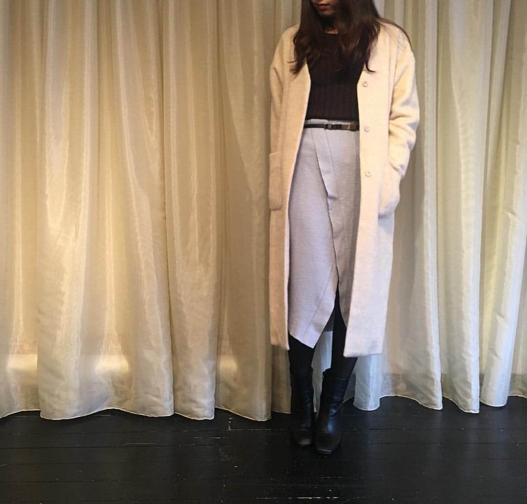 Languageのインスタグラム：「Coat Collection. 【Mohair Bulky Jersey Coat】 モヘア混のバルキージャージーはとても軽くロングでも重たくならない素材感。たっぷりとしたオーバーサイズですが、ノーカラーで首元がスッキリみえるラインです。  #Language #ランゲージ #16AW #WinterCollection #November #winter #Fashion #Styling #Coodinate #Mohair #nocollarcoat #instafashion #instagood #Languagepress」
