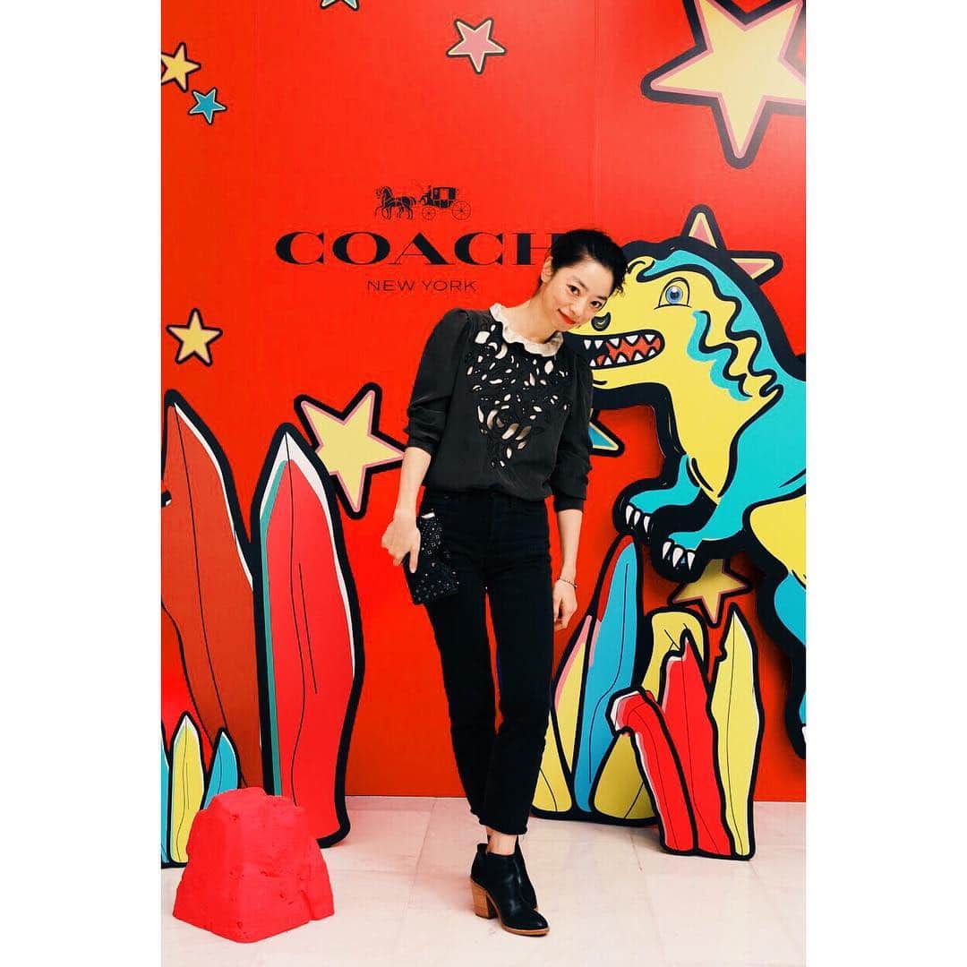 市川実和子のインスタグラム：「昨夜の、 COACH 2016 Holiday Collection Party ちびっこたちもおおよろこび、恐竜いっぱい！ 顔が似てるって言われたことあるから妙に親近感😍」
