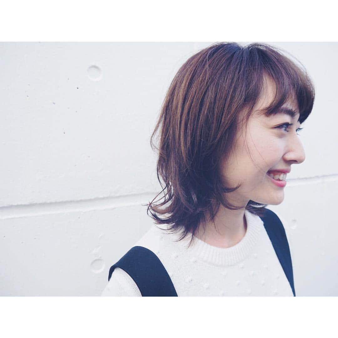 小祝麻里亜のインスタグラム：「そう…髪をバッサリ切りました💓🤗💓#卒花嫁 あるある！タケルさん、まことさん、有難うございます❤️ --- #ヘアカット#イメチェン#ショートヘア#ビュートリアム七里ヶ浜 #ビュートリアム#shorthair #haircut  #new #hairchange#beautriumshichirigahama #beautrium七里ガ浜 #卒業花嫁#卒花#川畑タケル #海の見える美容院 #江ノ電#七里ヶ浜」