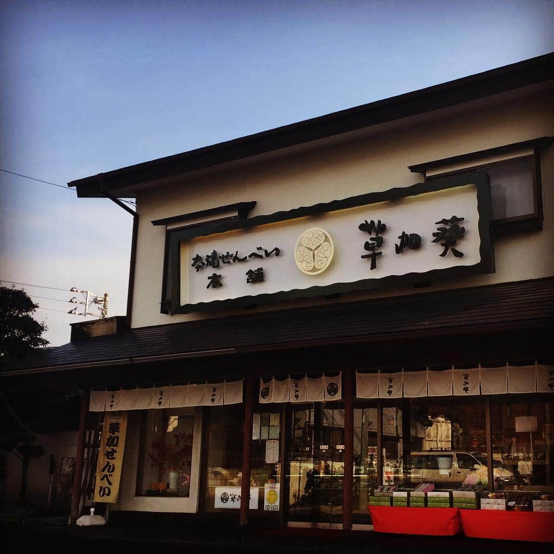 一三さんのインスタグラム写真 - (一三Instagram)「草加と言えば，草加煎餅。  だけど差し歯や入れ歯が割れるから，食べれないの…(´༎ຶོρ༎ຶོ`) #草加 #煎餅 #せんべい #入れ歯 #差し歯 #割れる」12月1日 18時14分 - ichizou.co.jp