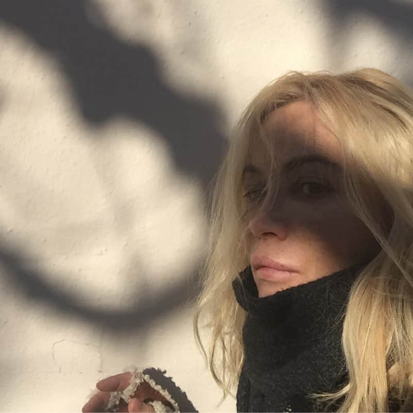エマニュエル・ベアールのインスタグラム：「I am not a #morningperson 😩but #nochoice😃 #tns #strasbourg #theater  #morningshape !」