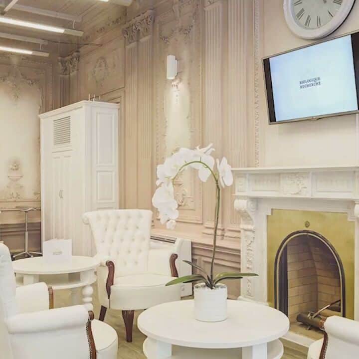 のインスタグラム：「Рубрика📋Эксклюзивные центры @biologique_recherche_russia🌍. Сегодня представляем Вам нашего эксклюзивного партнера в городе Санкт-Петербург - 📍салоны "Посольство Красоты" @biologoque_recherche_spb. В Посольстве Красоты команда квалифицированных врачей-косметологов, прошедших многоступенчатое обучение у французских специалистов Biologique Recherche, обеспечит индивидуальный подход к каждому клиенту, а также проведет персональную диагностику Состояния Кожи на аппарате Skin Instant Lab.  @biologique_recherche_spb предоставляет самый полный перечень уходов и продуктов Biologique Recherche👍 в городе Санкт-Петербург. #посольствокрасоты #biologiquerecherche #skininstantlab #ambassadelabeaute」