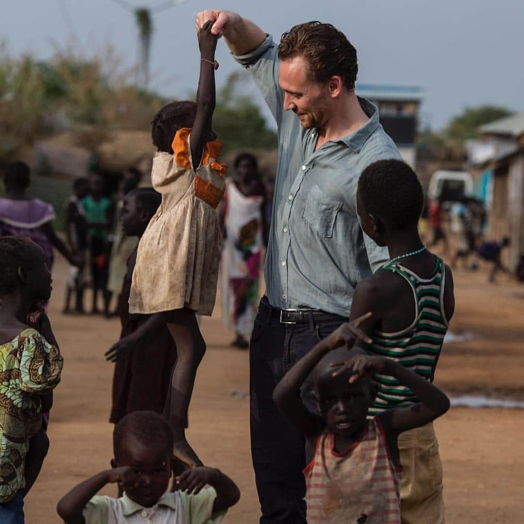 トム・ヒドルストンのインスタグラム：「I've met so many brave children in South Sudan, who keep smiling in spite of the civil war which continues around them. The great people @Unicef and @unicefssudan are on the ground, helping to protect them from physical and psychological abuse, providing clean water, vaccines and education. We mustn’t forget about them. @Unicef_Uk #southsudan #southsudannow」